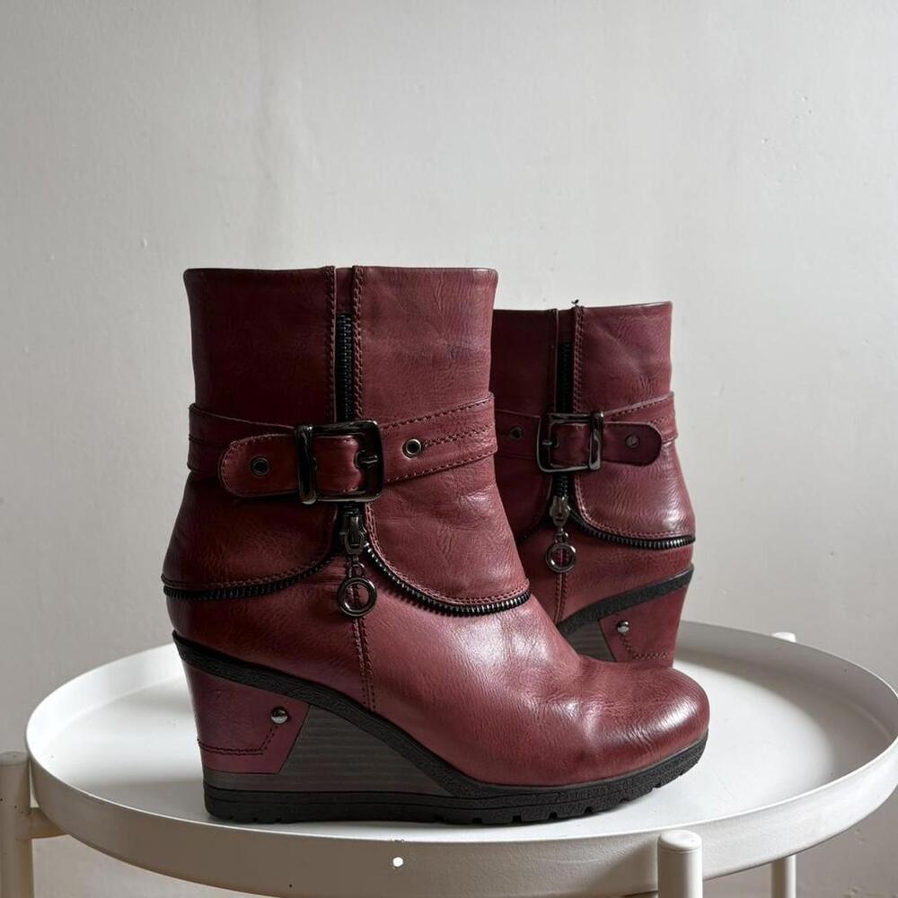 Y2K Red Faux Leather Wedge Boots — Perfecto